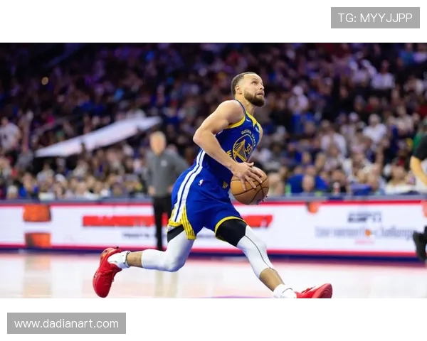 库里在湖人对勇士比赛中意外滑倒引发球迷热议与赛后分析